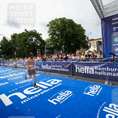 29.06.2025 - hella hamburg halbmarathon Zöllner http://msf.ph/oto/8414869 29.06.2025 10:25:45 Ziel 4338, 11228, 14107 meine-sportfotos.de