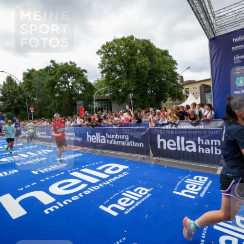 29.06.2025 - hella hamburg halbmarathon Zöllner http://msf.ph/oto/8414873 29.06.2025 10:48:43 Ziel 2442, 4553, 5421, 9538, 10859, 14511, 15384, 15573, 17127 meine-sportfotos.de