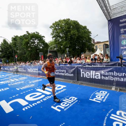 29.06.2025 - hella hamburg halbmarathon Zöllner http://msf.ph/oto/8414878 29.06.2025 10:25:45 Ziel 4338, 11228, 14107 meine-sportfotos.de