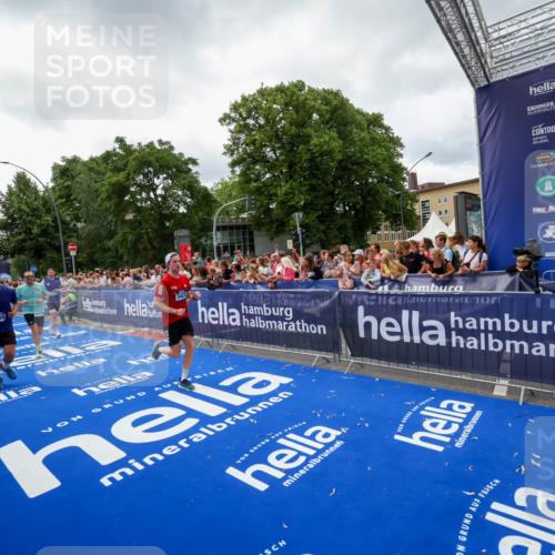 29.06.2025 - hella hamburg halbmarathon Zöllner http://msf.ph/oto/8414881 29.06.2025 10:48:43 Ziel 2442, 4553, 5421, 9538, 10859, 14511, 15384, 15573, 17127 meine-sportfotos.de