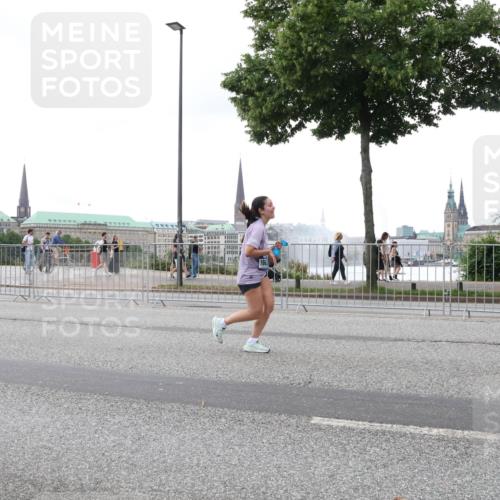 29.06.2025 - hella hamburg halbmarathon Lena Gebhardt http://msf.ph/oto/8414882 29.06.2025 10:51:28 Lombardsbrücke 1203, 1404, 1478, 1617, 1997, 2202, 2308, 2380, 2484, 2485, 2593, 2736, 2778, 3240, 3934, 3991, 4156, 4652, 4713, 4748, 4808, 4878, 4920, 5286, 5289, 5291, 5357, 5394, 5530, 5716, 5717, 6007, 6091, 6885, 6945, 6947, 6954, 6961, 7012, 7769, 7770, 7771, 7841, 7871, 7992, 8040, 8125, 8399, 8410, 8672, 9166, 9167, 9340, 9462, 9582, 9583, 9763, 10496, 10521, 10830, 11034, 11052, 11252, 11268, 11575, 11875 meine-sportfotos.de