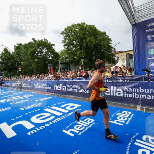 29.06.2025 - hella hamburg halbmarathon Zöllner http://msf.ph/oto/8414888 29.06.2025 10:25:46 Ziel 4338, 11228, 14107 meine-sportfotos.de