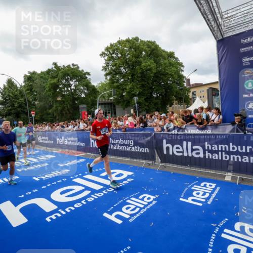 29.06.2025 - hella hamburg halbmarathon Zöllner http://msf.ph/oto/8414894 29.06.2025 10:48:43 Ziel 2442, 4553, 5421, 9538, 10859, 14511, 15384, 15573, 17127 meine-sportfotos.de