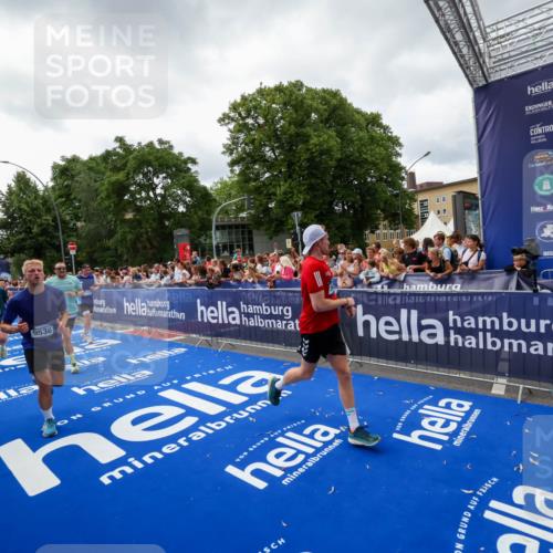 29.06.2025 - hella hamburg halbmarathon Zöllner http://msf.ph/oto/8414909 29.06.2025 10:48:44 Ziel 1094, 2442, 4553, 5421, 9538, 10859, 14511, 15384, 17127 meine-sportfotos.de