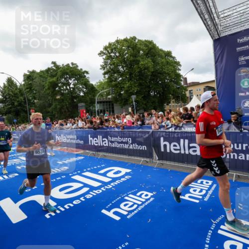 29.06.2025 - hella hamburg halbmarathon Zöllner http://msf.ph/oto/8414922 29.06.2025 10:48:44 Ziel 1094, 2442, 4553, 5421, 9538, 10859, 14511, 15384, 17127 meine-sportfotos.de