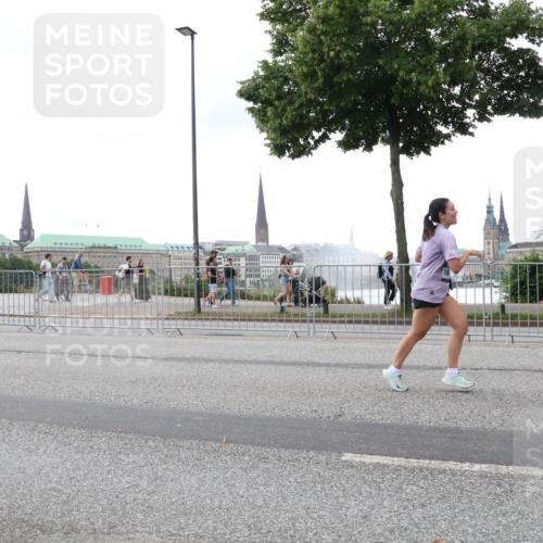 29.06.2025 - hella hamburg halbmarathon Lena Gebhardt http://msf.ph/oto/8414927 29.06.2025 10:51:28 Lombardsbrücke 257, 1203, 1404, 1478, 1617, 1997, 2202, 2308, 2380, 2484, 2485, 2593, 2736, 2778, 3240, 3934, 3991, 4156, 4652, 4713, 4748, 4808, 4878, 4920, 5286, 5289, 5291, 5357, 5394, 5530, 5716, 5717, 6007, 6091, 6885, 6945, 6947, 6954, 6961, 7012, 7769, 7770, 7771, 7841, 7871, 7992, 8040, 8125, 8399, 8410, 8672, 9166, 9167, 9340, 9462, 9582, 9583, 9763, 10496, 10521, 10830, 11034, 11052, 11252, 11268, 11575, 11875 meine-sportfotos.de