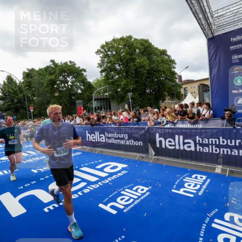 29.06.2025 - hella hamburg halbmarathon Zöllner http://msf.ph/oto/8414935 29.06.2025 10:48:44 Ziel 1094, 2442, 4553, 5421, 9538, 10859, 14511, 15384, 17127 meine-sportfotos.de