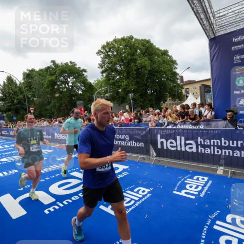 29.06.2025 - hella hamburg halbmarathon Zöllner http://msf.ph/oto/8414942 29.06.2025 10:48:45 Ziel 1094, 2442, 4553, 9538, 10859, 12533, 14511, 15384, 17127 meine-sportfotos.de