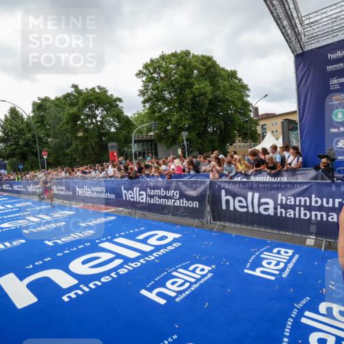 29.06.2025 - hella hamburg halbmarathon Zöllner http://msf.ph/oto/8414965 29.06.2025 10:48:47 Ziel 1094, 1884, 1892, 2442, 9482, 11519, 12533, 14511, 15384, 17007, 17127 meine-sportfotos.de
