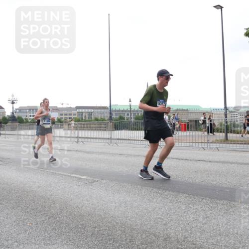29.06.2025 - hella hamburg halbmarathon Lena Gebhardt http://msf.ph/oto/8415018 29.06.2025 10:51:29 Lombardsbrücke 4156, 4920, 11034, 5352, 1203, 1404, 1478, 1617, 1997, 2202, 2308, 2380, 2484, 2485, 2593, 2736, 2778, 3240, 3934, 3991, 4156, 4652, 4713, 4748, 4808, 4878, 4920, 5286, 5289, 5291, 5357, 5394, 5530, 5716, 5717, 6007, 6091, 6885, 6945, 6947, 6954, 6961, 7012, 7769, 7770, 7771, 7841, 7871, 7992, 8040, 8125, 8399, 8410, 8672, 9166, 9167, 9340, 9462, 9582, 9583, 9763, 10496, 10521, 10830, 11034, 11052, 11252, 11268, 11575, 11875 meine-sportfotos.de