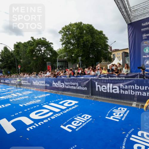 29.06.2025 - hella hamburg halbmarathon Zöllner http://msf.ph/oto/8415021 29.06.2025 10:25:52 Ziel 11228, 17258, 18692 meine-sportfotos.de