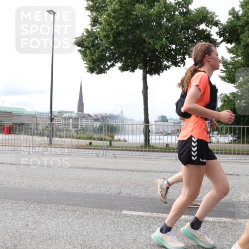 29.06.2025 - hella hamburg halbmarathon Lena Gebhardt http://msf.ph/oto/8415055 29.06.2025 10:26:08 Lombardsbrücke 1305, 1479, 1481, 3343, 3617, 3765, 4267, 4268, 4315, 4378, 4797, 5497, 6159, 6663, 7929, 8276, 8306, 8357, 8674, 8881, 8942, 10104, 10219, 11107, 11139, 11596, 11699, 11828, 11859, 12074, 12505, 12826, 12827, 12838, 12945, 12946, 14063, 14179, 14223, 14356, 14726, 14936, 16289, 16354, 16381, 16927, 17369, 17712, 19144 meine-sportfotos.de