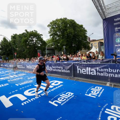 29.06.2025 - hella hamburg halbmarathon Zöllner http://msf.ph/oto/8415077 29.06.2025 10:25:58 Ziel 9767, 10468, 17258, 18692 meine-sportfotos.de