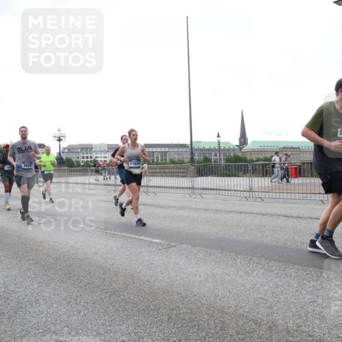 29.06.2025 - hella hamburg halbmarathon Lena Gebhardt http://msf.ph/oto/8415086 29.06.2025 10:51:29 Lombardsbrücke 4713, 11609, 4156, 9763, 4920, 11034, 5357, 1203, 1404, 1478, 1617, 1997, 2202, 2308, 2380, 2484, 2485, 2593, 2736, 2778, 3240, 3934, 3991, 4156, 4652, 4713, 4748, 4808, 4878, 4920, 5286, 5289, 5291, 5357, 5394, 5530, 5716, 5717, 6007, 6091, 6885, 6945, 6947, 6954, 6961, 7012, 7769, 7770, 7771, 7841, 7871, 7992, 8040, 8125, 8399, 8410, 8672, 9166, 9167, 9340, 9462, 9582, 9583, 9763, 10496, 10521, 10830, 11034, 11052, 11252, 11268, 11575, 11875 meine-sportfotos.de