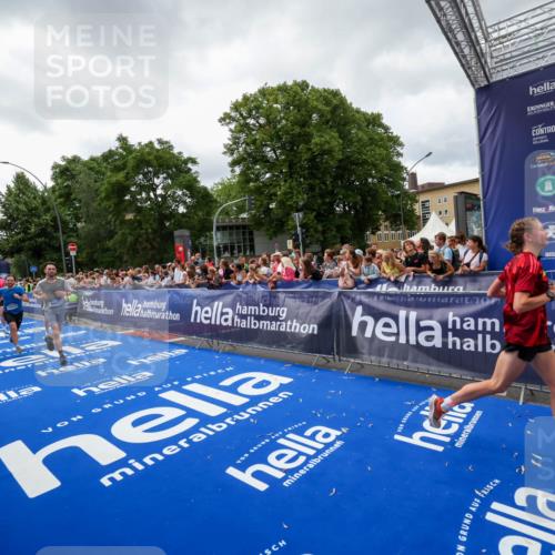 29.06.2025 - hella hamburg halbmarathon Zöllner http://msf.ph/oto/8415098 29.06.2025 10:48:52 Ziel 1094, 1884, 1892, 2442, 9482, 11519, 12421, 12533, 13009, 15309, 16653, 17007, 18873 meine-sportfotos.de