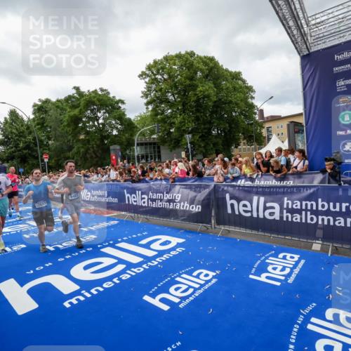 29.06.2025 - hella hamburg halbmarathon Zöllner http://msf.ph/oto/8415112 29.06.2025 10:48:53 Ziel 1094, 1884, 1892, 9482, 9661, 11519, 12421, 12533, 13009, 13976, 15309, 16653, 17007, 18873 meine-sportfotos.de