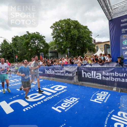 29.06.2025 - hella hamburg halbmarathon Zöllner http://msf.ph/oto/8415129 29.06.2025 10:48:53 Ziel 1094, 1884, 1892, 9482, 9661, 11519, 12421, 12533, 13009, 13976, 15309, 16653, 17007, 18873 meine-sportfotos.de