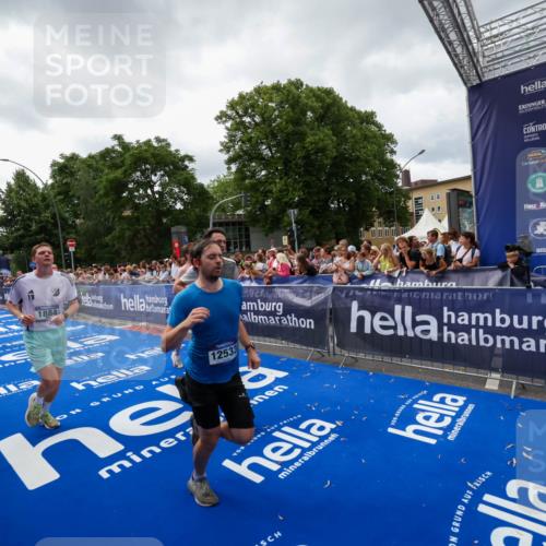 29.06.2025 - hella hamburg halbmarathon Zöllner http://msf.ph/oto/8415139 29.06.2025 10:48:54 Ziel 1884, 1892, 7067, 9482, 9661, 11519, 12421, 12533, 13009, 13976, 15309, 16653, 17007, 18873 meine-sportfotos.de