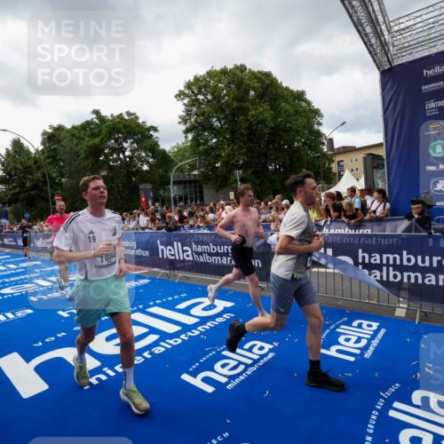 29.06.2025 - hella hamburg halbmarathon Zöllner http://msf.ph/oto/8415147 29.06.2025 10:48:54 Ziel 1884, 1892, 7067, 9482, 9661, 11519, 12421, 12533, 13009, 13976, 15309, 16653, 17007, 18873 meine-sportfotos.de