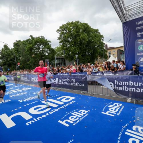 29.06.2025 - hella hamburg halbmarathon Zöllner http://msf.ph/oto/8415155 29.06.2025 10:48:55 Ziel 1884, 1892, 7067, 9482, 9661, 11519, 12421, 13009, 13976, 15309, 16653, 17007, 18873 meine-sportfotos.de