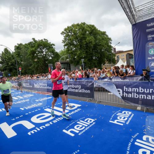 29.06.2025 - hella hamburg halbmarathon Zöllner http://msf.ph/oto/8415165 29.06.2025 10:48:55 Ziel 1884, 1892, 7067, 9482, 9661, 11519, 12421, 13009, 13976, 15309, 16653, 17007, 18873 meine-sportfotos.de
