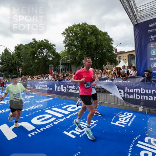 29.06.2025 - hella hamburg halbmarathon Zöllner http://msf.ph/oto/8415171 29.06.2025 10:48:56 Ziel 1892, 3213, 7067, 9661, 12421, 12534, 13009, 13976, 15309, 16653, 17007, 18873 meine-sportfotos.de