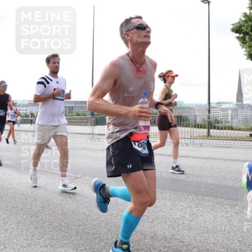 29.06.2025 - hella hamburg halbmarathon Lena Gebhardt http://msf.ph/oto/8415172 29.06.2025 10:17:31 Lombardsbrücke 7011, 33, 1015, 1083, 1137, 1204, 1274, 1298, 1348, 1356, 1458, 1477, 1749, 1795, 2094, 2259, 2305, 2548, 2860, 2908, 3210, 3292, 3464, 3466, 3802, 3803, 4194, 4218, 4852, 5002, 5023, 5390, 5611, 5733, 5929, 5930, 5995, 6126, 6128, 6254, 6336, 6352, 6520, 6522, 6786, 7011, 7258, 7291, 7410, 7413, 7445, 7566, 7647, 7844, 7945, 8144, 8210, 8253, 8309, 8351, 8433, 8558, 8895, 8983, 9152, 9259, 9400, 9798, 9848 meine-sportfotos.de