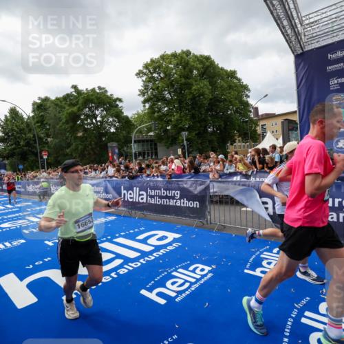 29.06.2025 - hella hamburg halbmarathon Zöllner http://msf.ph/oto/8415177 29.06.2025 10:48:56 Ziel 1892, 3213, 7067, 9661, 12421, 12534, 13009, 13976, 15309, 16653, 17007, 18873 meine-sportfotos.de