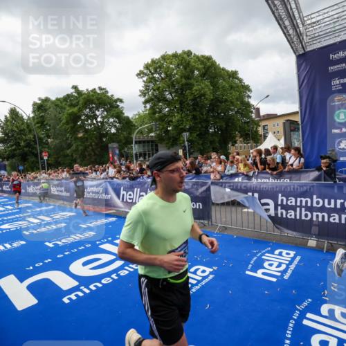 29.06.2025 - hella hamburg halbmarathon Zöllner http://msf.ph/oto/8415189 29.06.2025 10:48:56 Ziel 1892, 3213, 7067, 9661, 12421, 12534, 13009, 13976, 15309, 16653, 17007, 18873 meine-sportfotos.de