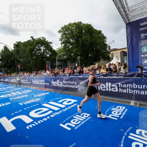 29.06.2025 - hella hamburg halbmarathon Zöllner http://msf.ph/oto/8415199 29.06.2025 10:26:01 Ziel 9767, 10468, 18692 meine-sportfotos.de