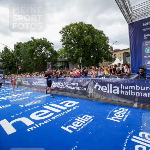 29.06.2025 - hella hamburg halbmarathon Zöllner http://msf.ph/oto/8415204 29.06.2025 10:48:57 Ziel 2260, 3213, 3985, 7067, 8889, 9661, 12421, 12534, 13009, 13183, 13976, 15309, 16653, 18873 meine-sportfotos.de