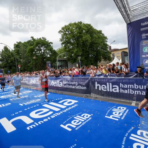 29.06.2025 - hella hamburg halbmarathon Zöllner http://msf.ph/oto/8415222 29.06.2025 10:48:59 Ziel 1381, 1452, 2260, 3213, 3985, 7067, 8889, 9661, 9695, 12421, 12534, 13009, 13183, 13688, 13976, 18873 meine-sportfotos.de