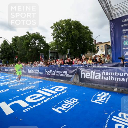 29.06.2025 - hella hamburg halbmarathon Zöllner http://msf.ph/oto/8415225 29.06.2025 10:26:03 Ziel 9767, 13779, 17003 meine-sportfotos.de