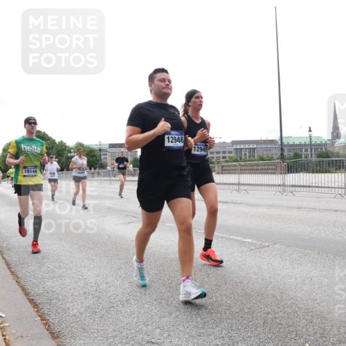 29.06.2025 - hella hamburg halbmarathon Lena Gebhardt http://msf.ph/oto/8415231 29.06.2025 10:26:10 Lombardsbrücke 12946, 19144, 12945, 3, 1300, 1479, 1481, 3617, 3765, 4267, 4268, 4315, 4378, 4797, 4844, 5497, 6159, 6663, 6905, 7929, 8276, 8306, 8357, 8674, 8881, 8942, 10104, 10219, 11107, 11139, 11596, 11699, 11828, 11859, 12074, 12505, 12826, 12827, 12838, 12945, 12946, 14063, 14179, 14223, 14356, 14726, 16289, 16354, 16381, 16927, 17369, 17712, 19144 meine-sportfotos.de