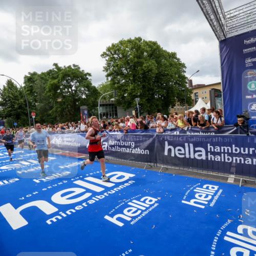 29.06.2025 - hella hamburg halbmarathon Zöllner http://msf.ph/oto/8415234 29.06.2025 10:48:59 Ziel 1381, 1452, 2260, 3213, 3985, 7067, 8889, 9661, 9695, 12421, 12534, 13009, 13183, 13688, 13976, 18873 meine-sportfotos.de