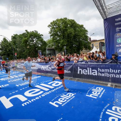 29.06.2025 - hella hamburg halbmarathon Zöllner http://msf.ph/oto/8415241 29.06.2025 10:48:59 Ziel 1381, 1452, 2260, 3213, 3985, 7067, 8889, 9661, 9695, 12421, 12534, 13009, 13183, 13688, 13976, 18873 meine-sportfotos.de