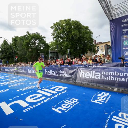 29.06.2025 - hella hamburg halbmarathon Zöllner http://msf.ph/oto/8415245 29.06.2025 10:26:04 Ziel 9767, 13779, 17003 meine-sportfotos.de