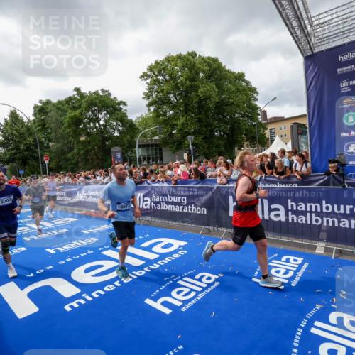29.06.2025 - hella hamburg halbmarathon Zöllner http://msf.ph/oto/8415249 29.06.2025 10:49:00 Ziel 1381, 1452, 2260, 3213, 3985, 7067, 8821, 8889, 9661, 9695, 12421, 12534, 13009, 13183, 13688, 13976, 18873 meine-sportfotos.de