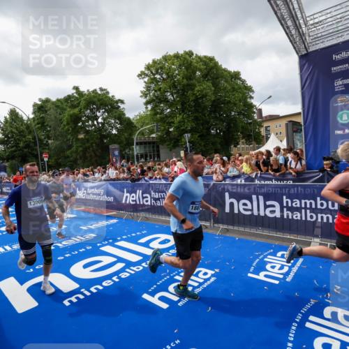 29.06.2025 - hella hamburg halbmarathon Zöllner http://msf.ph/oto/8415253 29.06.2025 10:49:00 Ziel 1381, 1452, 2260, 3213, 3985, 7067, 8821, 8889, 9661, 9695, 12421, 12534, 13009, 13183, 13688, 13976, 18873 meine-sportfotos.de