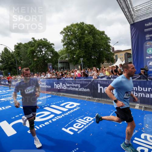29.06.2025 - hella hamburg halbmarathon Zöllner http://msf.ph/oto/8415262 29.06.2025 10:49:00 Ziel 1381, 1452, 2260, 3213, 3985, 7067, 8821, 8889, 9661, 9695, 12421, 12534, 13009, 13183, 13688, 13976, 18873 meine-sportfotos.de