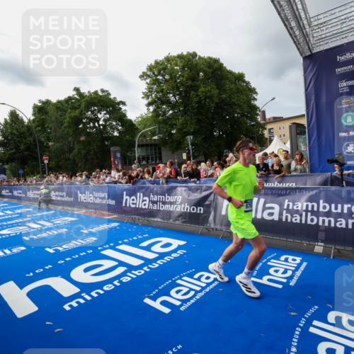 29.06.2025 - hella hamburg halbmarathon Zöllner http://msf.ph/oto/8415269 29.06.2025 10:26:04 Ziel 9767, 13779, 17003 meine-sportfotos.de