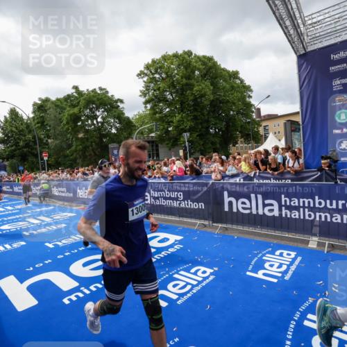 29.06.2025 - hella hamburg halbmarathon Zöllner http://msf.ph/oto/8415273 29.06.2025 10:49:01 Ziel 1381, 1452, 2260, 3213, 3985, 7067, 7297, 8821, 8889, 9661, 9695, 12534, 13009, 13183, 13688, 13976, 18873 meine-sportfotos.de