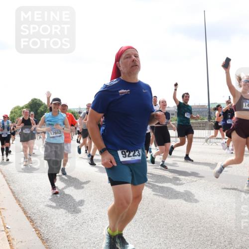 29.06.2025 - hella hamburg halbmarathon Lena Gebhardt http://msf.ph/oto/8415275 29.06.2025 10:42:14 Lombardsbrücke 11617, 3276, 12682, 9223, 2523, 14530, 1039, 1150, 1360, 1624, 1648, 1712, 1752, 1929, 1957, 2069, 2134, 2145, 2523, 2974, 3276, 3326, 3459, 3460, 3568, 3605, 4329, 4353, 4735, 4736, 4885, 4891, 4892, 5403, 5419, 5432, 5671, 5810, 6136, 6137, 6153, 6320, 6430, 6436, 6618, 6828, 6837, 6846, 6917, 7040, 7260, 7357, 7477, 7557, 7666, 7955, 8014, 8300, 8301, 8443, 8459, 8525, 8526, 8712, 8816, 8908, 9008, 9223, 9370, 9467, 9980, 10027, 10532, 10623 meine-sportfotos.de