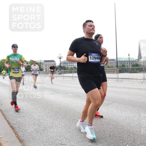29.06.2025 - hella hamburg halbmarathon Lena Gebhardt http://msf.ph/oto/8415282 29.06.2025 10:26:10 Lombardsbrücke 12946, 19144, 1300, 1479, 1481, 3617, 3765, 4267, 4268, 4315, 4378, 4797, 4844, 5497, 6159, 6663, 6905, 7929, 8276, 8306, 8357, 8674, 8881, 8942, 10104, 10219, 11107, 11139, 11596, 11699, 11828, 11859, 12074, 12505, 12826, 12827, 12838, 12945, 12946, 14063, 14179, 14223, 14356, 14726, 16289, 16354, 16381, 16927, 17369, 17712, 19144 meine-sportfotos.de