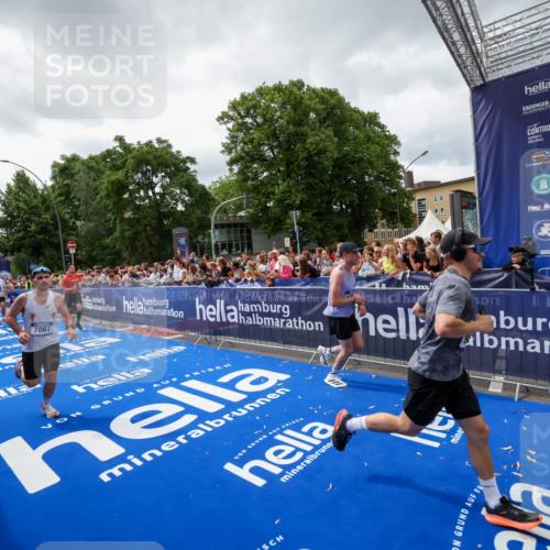 29.06.2025 - hella hamburg halbmarathon Zöllner http://msf.ph/oto/8415283 29.06.2025 10:49:01 Ziel 1381, 1452, 2260, 3213, 3985, 7067, 7297, 8821, 8889, 9661, 9695, 12534, 13009, 13183, 13688, 13976, 18873 meine-sportfotos.de