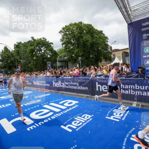29.06.2025 - hella hamburg halbmarathon Zöllner http://msf.ph/oto/8415290 29.06.2025 10:49:02 Ziel 1381, 1452, 2260, 3213, 3985, 7067, 7297, 8302, 8821, 8889, 9661, 9695, 12534, 13183, 13688, 13976, 17632 meine-sportfotos.de
