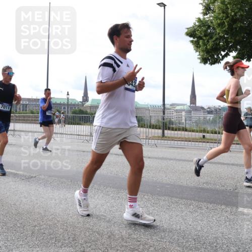 29.06.2025 - hella hamburg halbmarathon Lena Gebhardt http://msf.ph/oto/8415291 29.06.2025 10:17:32 Lombardsbrücke 154, 7011, 1015, 1083, 1137, 1204, 1274, 1298, 1348, 1356, 1458, 1477, 1749, 1795, 2094, 2259, 2305, 2548, 2860, 2908, 3138, 3210, 3292, 3464, 3466, 3802, 3803, 4194, 4218, 4852, 5002, 5023, 5390, 5611, 5733, 5929, 5930, 5995, 6126, 6128, 6254, 6336, 6352, 6520, 6522, 6786, 7011, 7258, 7291, 7410, 7413, 7445, 7566, 7647, 7844, 7945, 8144, 8210, 8253, 8309, 8351, 8433, 8558, 8895, 8983, 9152, 9259, 9400, 9798, 9848 meine-sportfotos.de