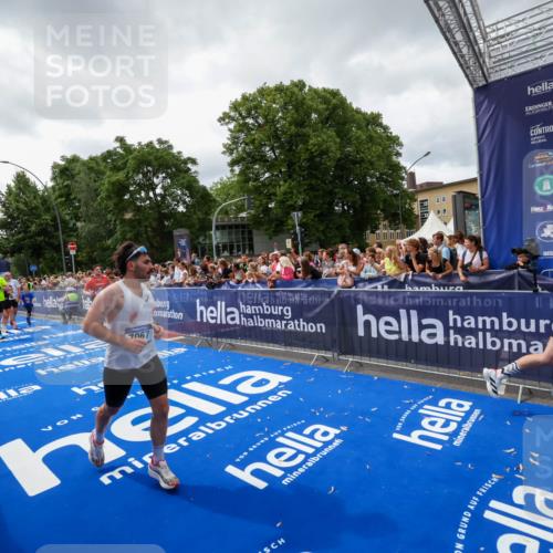 29.06.2025 - hella hamburg halbmarathon Zöllner http://msf.ph/oto/8415297 29.06.2025 10:49:02 Ziel 1381, 1452, 2260, 3213, 3985, 7067, 7297, 8302, 8821, 8889, 9661, 9695, 12534, 13183, 13688, 13976, 17632 meine-sportfotos.de