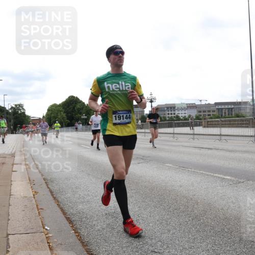 29.06.2025 - hella hamburg halbmarathon Lena Gebhardt http://msf.ph/oto/8415304 29.06.2025 10:26:11 Lombardsbrücke 19144, 1300, 1479, 1481, 3617, 3765, 4267, 4268, 4315, 4378, 4797, 4844, 5497, 6159, 6663, 6905, 7929, 8276, 8306, 8357, 8674, 8881, 8942, 10104, 10219, 11107, 11139, 11596, 11699, 11828, 11859, 12074, 12505, 12826, 12827, 12838, 12945, 12946, 13264, 14063, 14179, 14223, 14356, 14726, 14930, 16354, 16927, 17369, 17712, 19144 meine-sportfotos.de