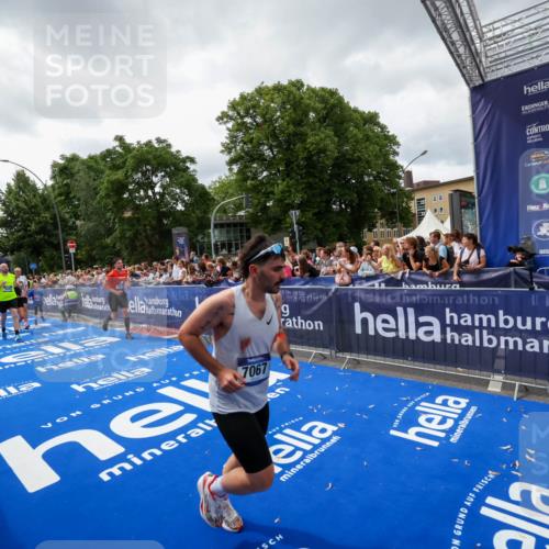 29.06.2025 - hella hamburg halbmarathon Zöllner http://msf.ph/oto/8415306 29.06.2025 10:49:02 Ziel 1381, 1452, 2260, 3213, 3985, 7067, 7297, 8302, 8821, 8889, 9661, 9695, 12534, 13183, 13688, 13976, 17632 meine-sportfotos.de